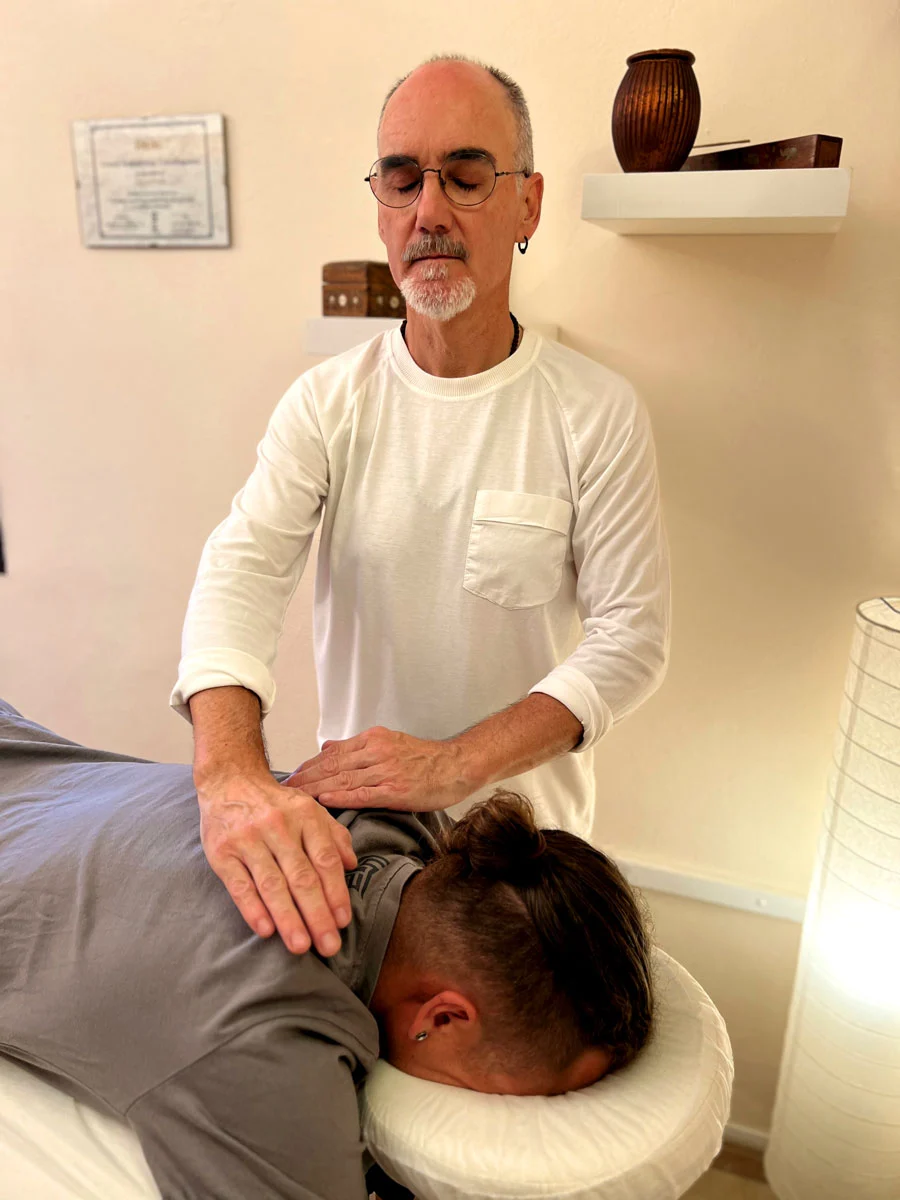 Tratamiento reiki en Ibiza en espalda de paciente