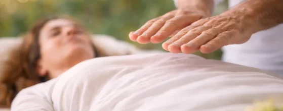Gotzon haciendo una sesión de Reiki para equilibrar a una mujer durante la menopausia